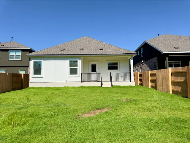 a view of a house with backyard