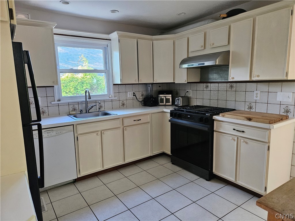 214 Revere Road DeWitt, NY 13214 - Photo 5 of 17 Crisp clean bright kitchen! New stove and hood and walk out to the mud room and back yard