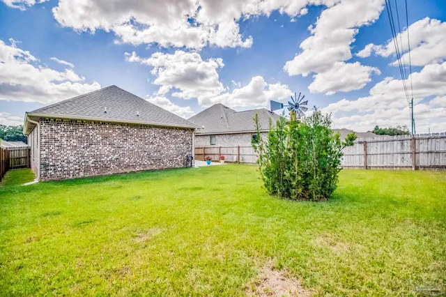 a view of a backyard