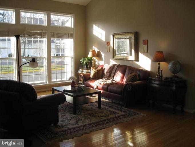 2456 Arctic Fox Way Reston, VA 20191 - Photo 17 of 26 Living Room