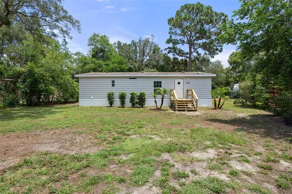 a view of a house with backyard and garden