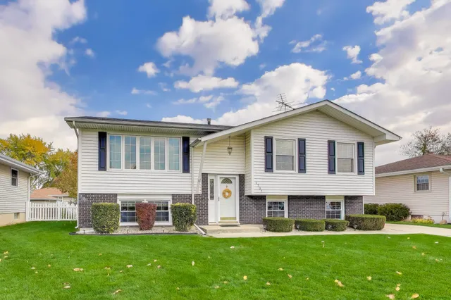 $345,900 | 1707 Valley Court, Schererville, IN 46375
