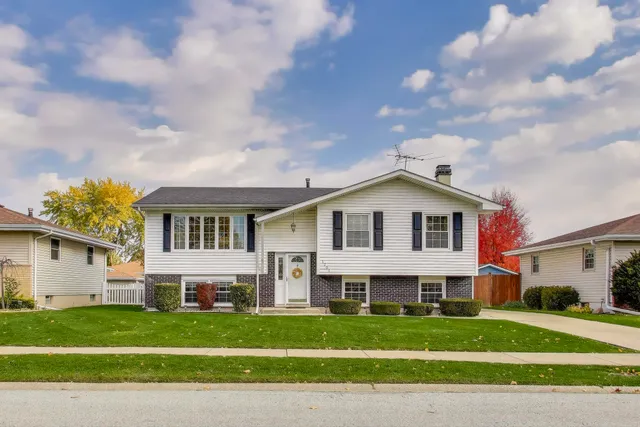 $345,900 | 1707 Valley Court, Schererville, IN 46375