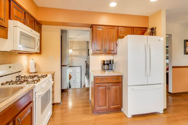 $345,900 | 1707 Valley Court, Schererville, IN 46375