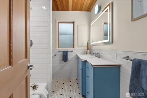 $1,370,000 | 11904 Lakeside Avenue Northeast, Seattle, WA 98125