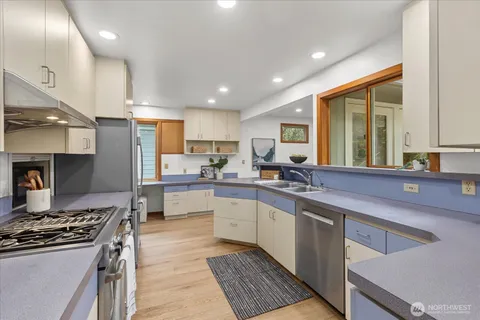 $1,370,000 | 11904 Lakeside Avenue Northeast, Seattle, WA 98125