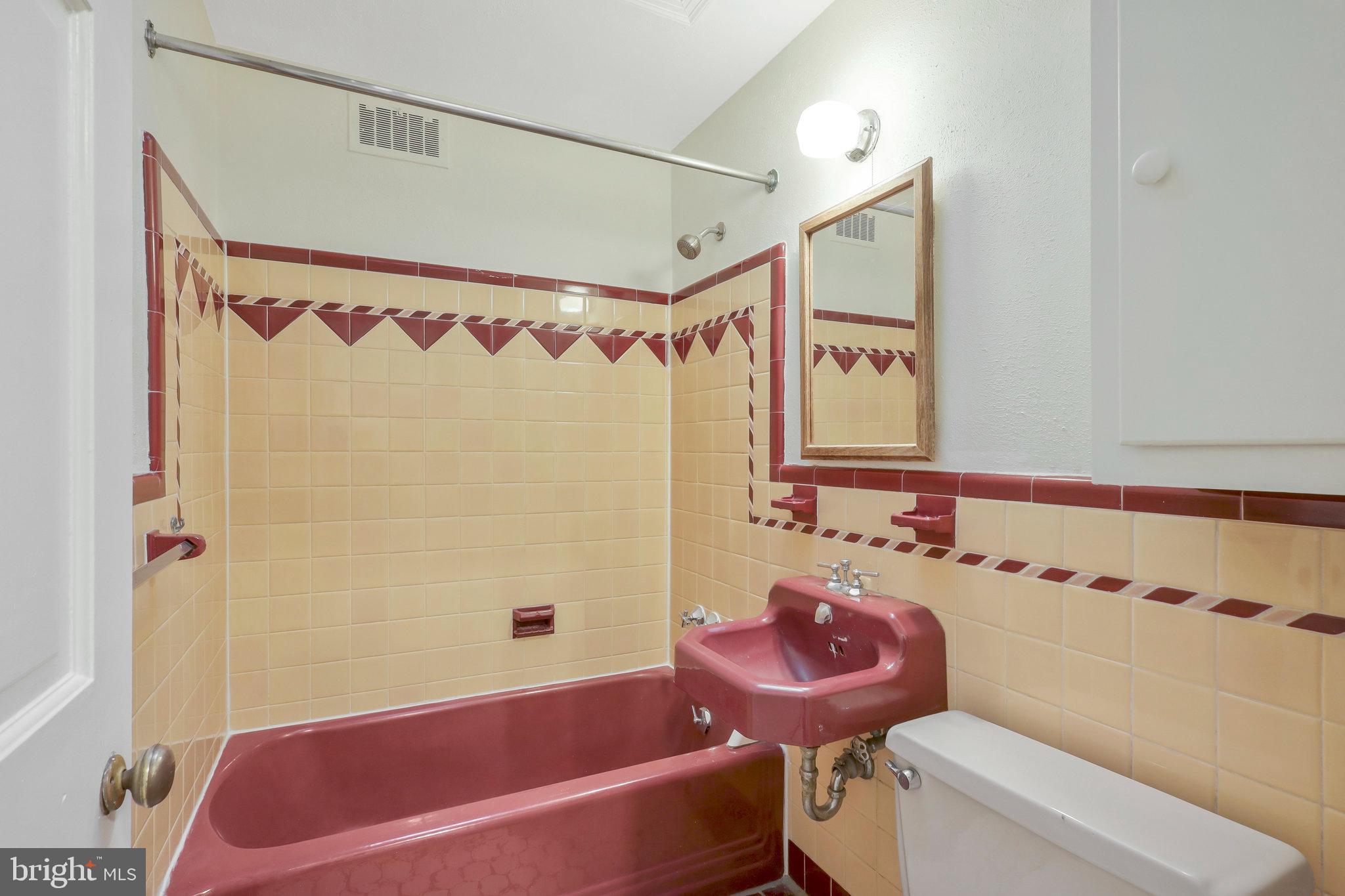 702 Devon Place Alexandria, VA 22314 - Photo 19 of 29 Upper Level Full Bathroom