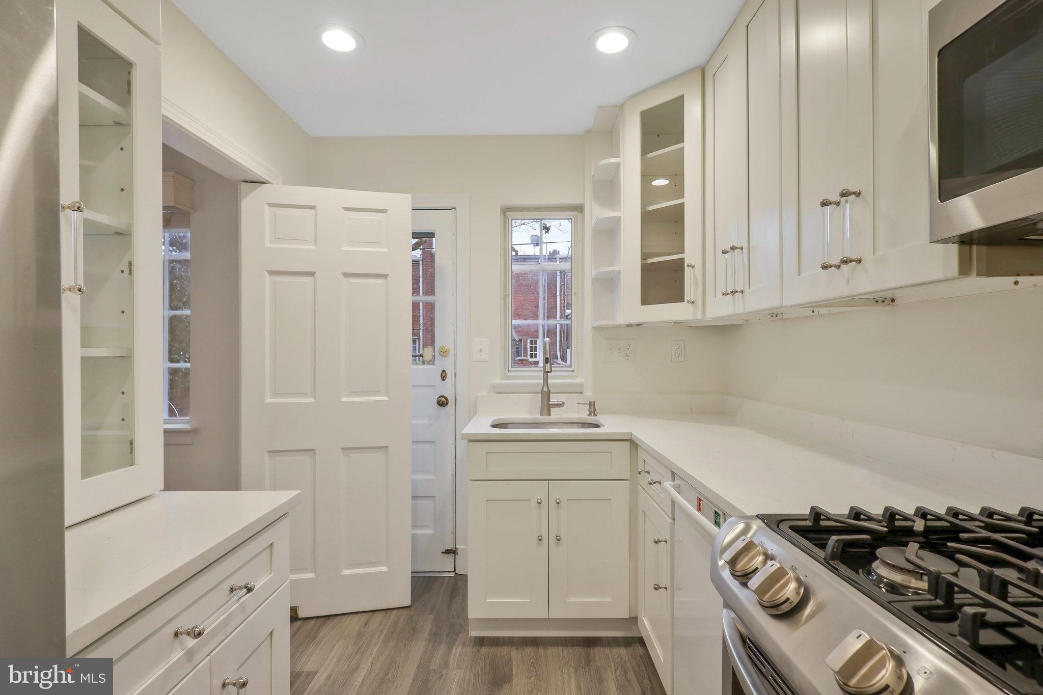 702 Devon Place Alexandria, VA 22314 - Photo 2 of 29 Bright Kitchen