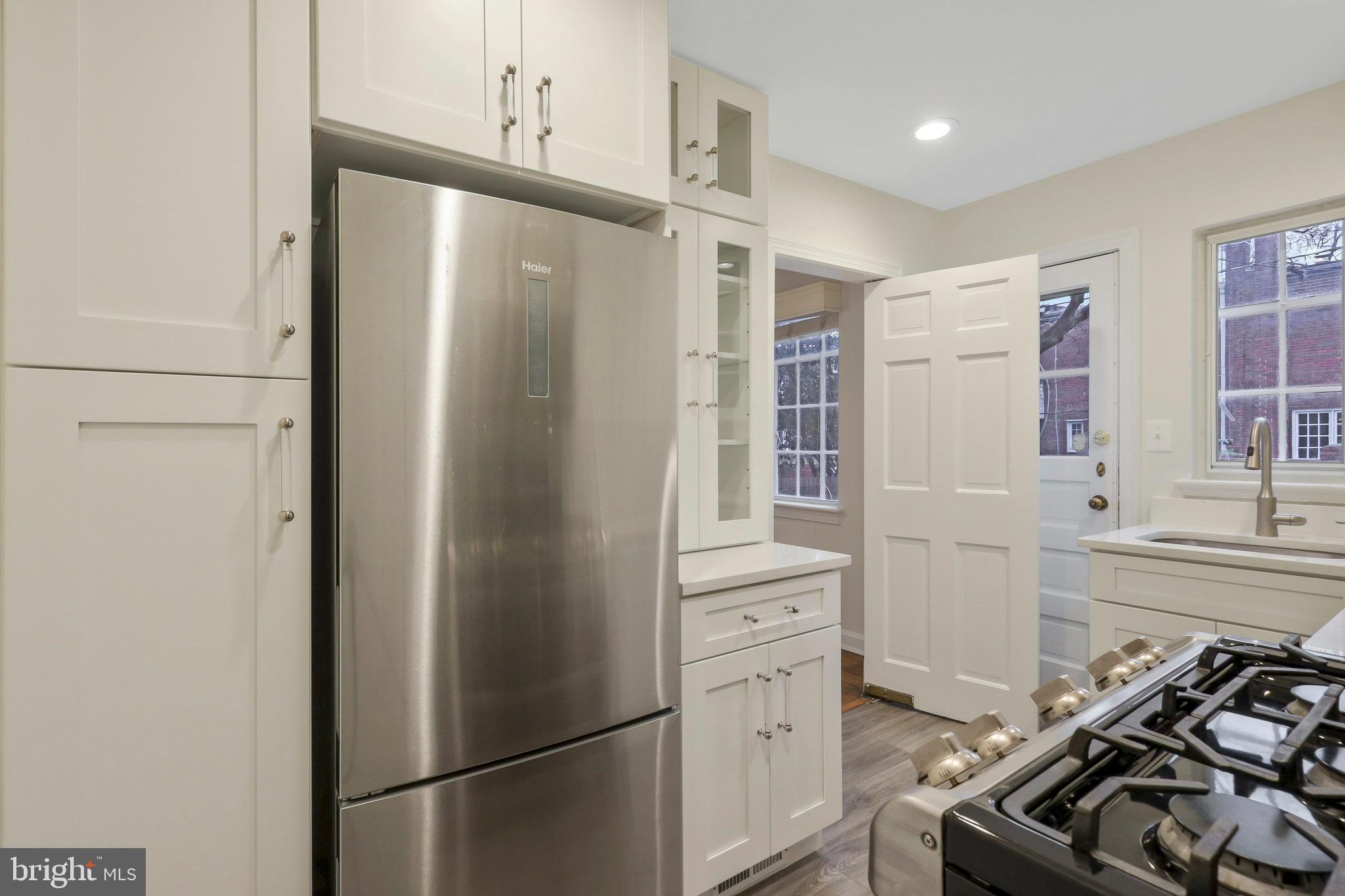 702 Devon Place Alexandria, VA 22314 - Photo 4 of 29 Bright Kitchen