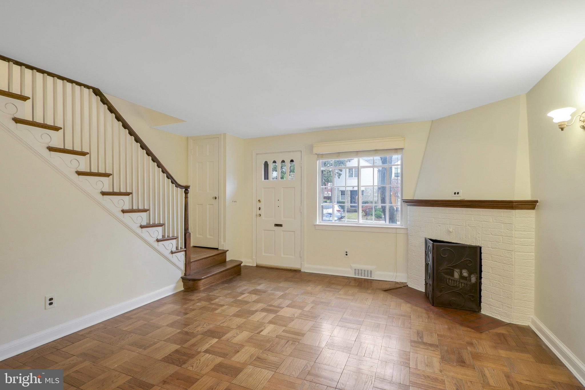 702 Devon Place Alexandria, VA 22314 - Photo 5 of 29 Living Room