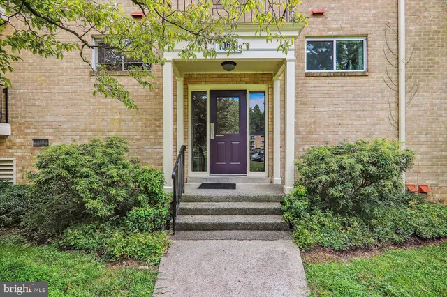 a view of the entrance of the house