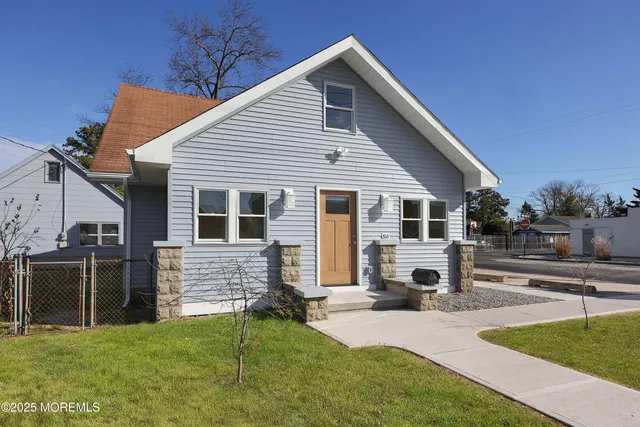 a front view of house with yard
