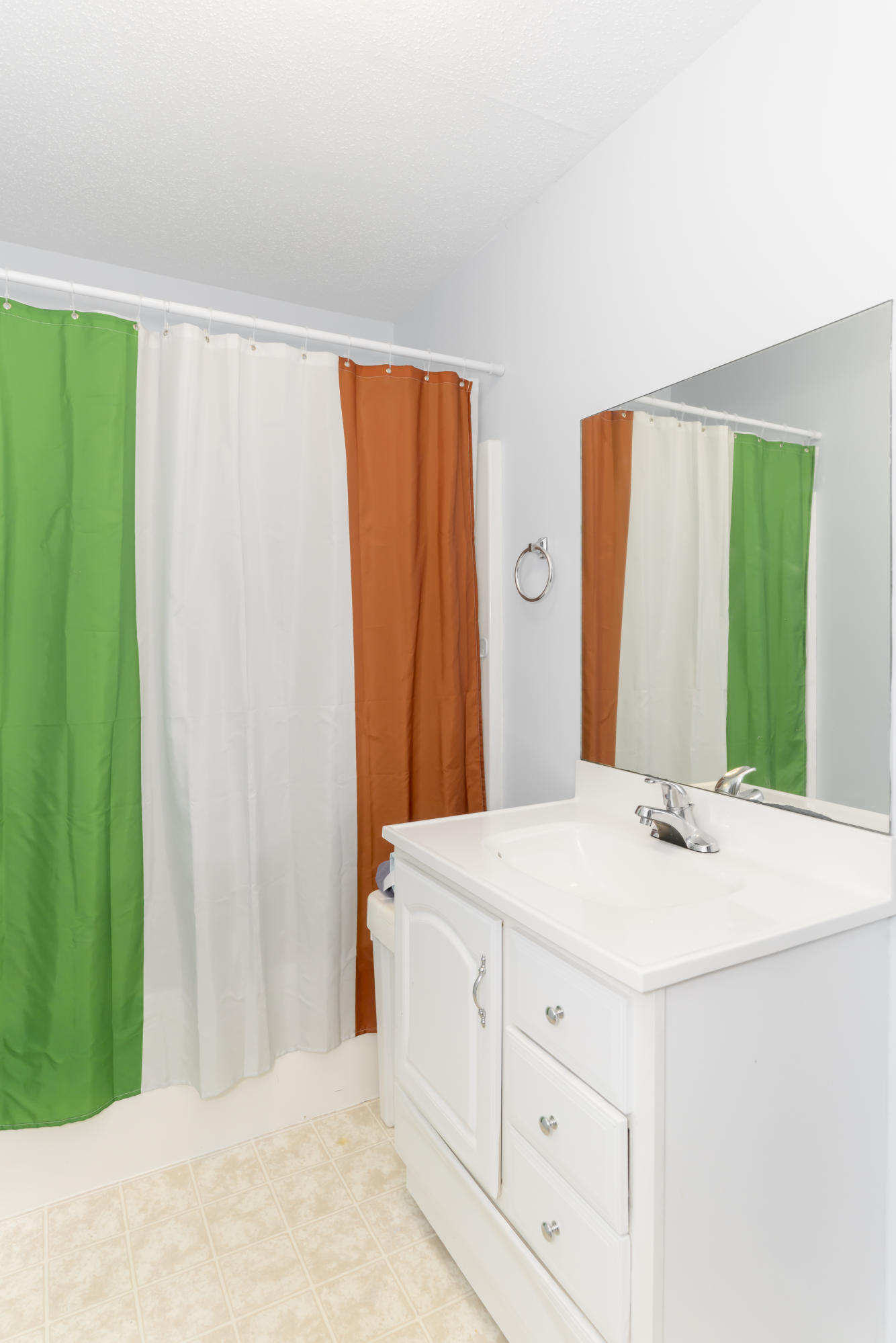 1856 Prigmore Road Chattanooga, TN 37412 - Photo 9 of 11 children's bathroom