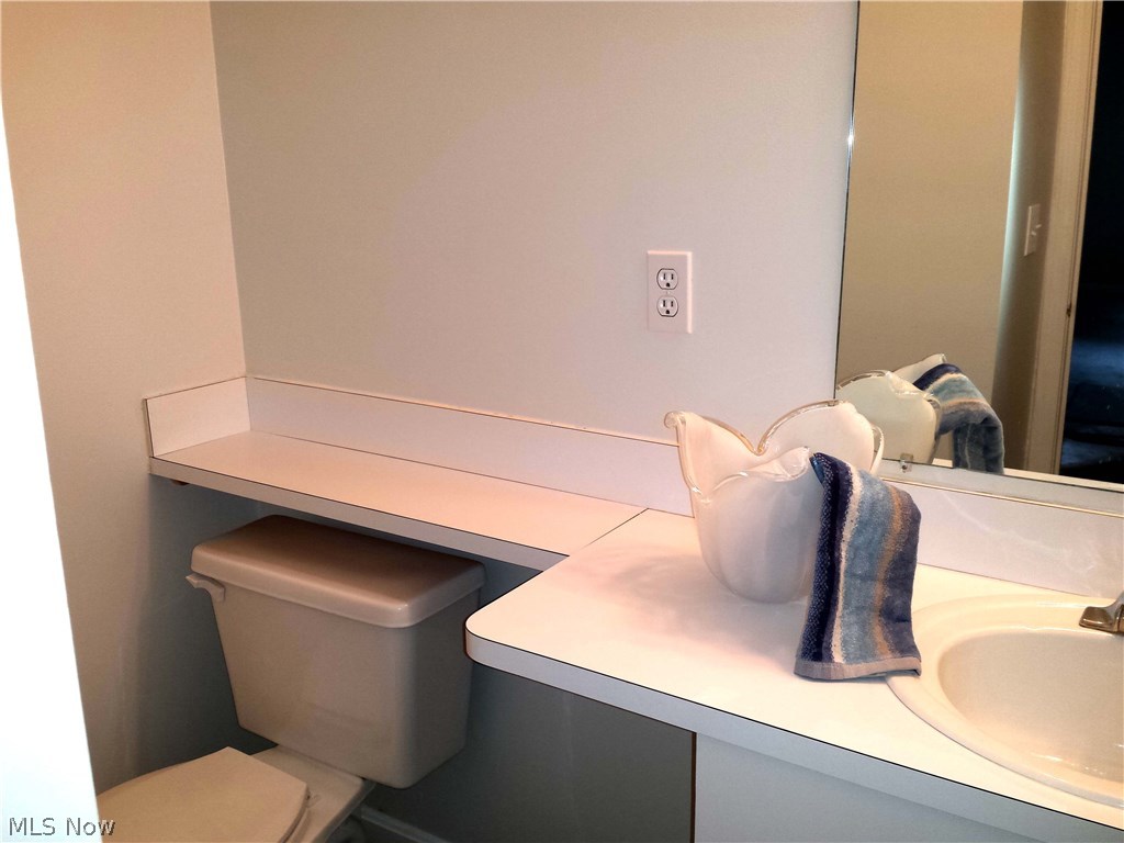 39650 Aurora Road Solon, OH 44139 - Photo 10 of 27 Powder room