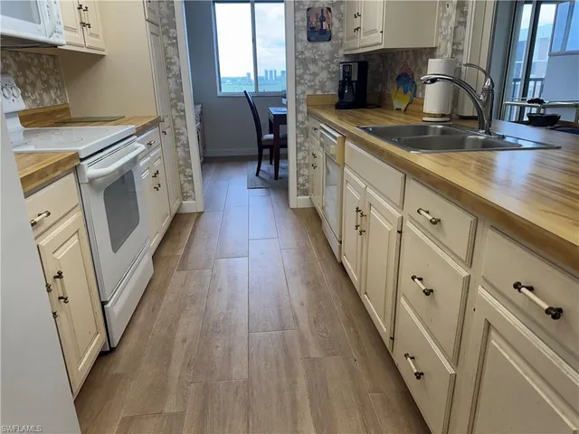 $6,200 | 15 Bluebill Avenue, Unit 1006, Naples, FL 34108