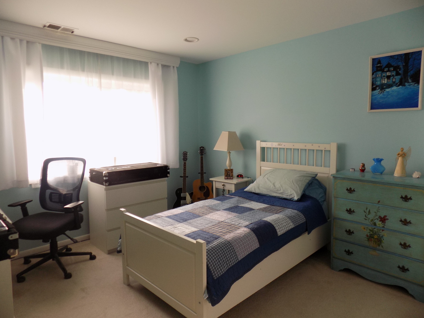 1025 South Fernandez Avenue, Unit 3M Arlington Heights, IL 60005 - Photo 14 of 20 a bedroom with a bed and a dresser in it