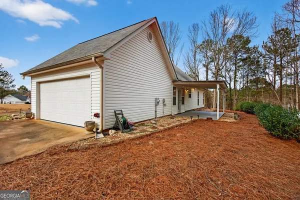 a view of a house with backyard and trees