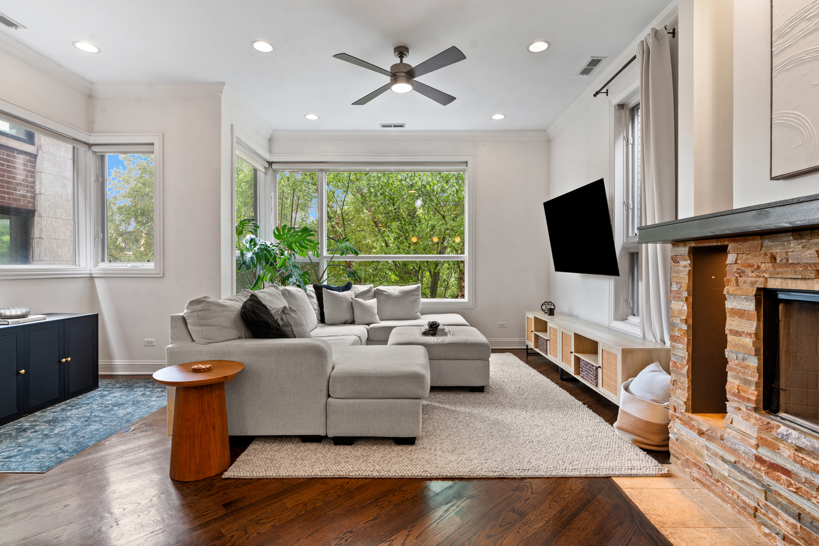 1131 West Addison Street, Unit 2 Chicago, IL 60613 - Photo 3 of 30 Gallery Image 3
