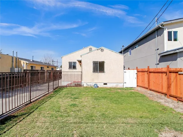 a view of a backyard with white house