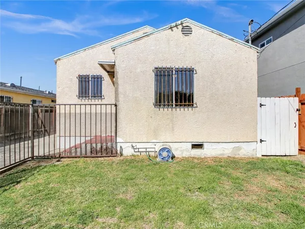 a view of a back yard of the house