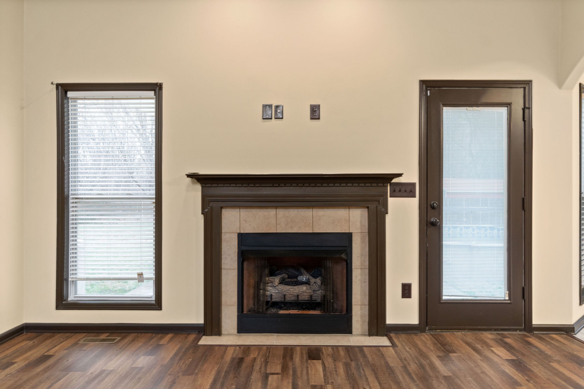 721 Needmore Road Clarksville, TN 37040 - Photo 8 of 40 a living room with a fireplace