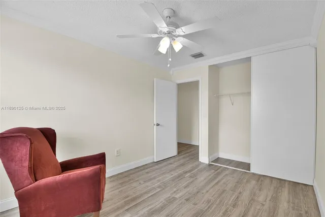 a view of livingroom with furniture
