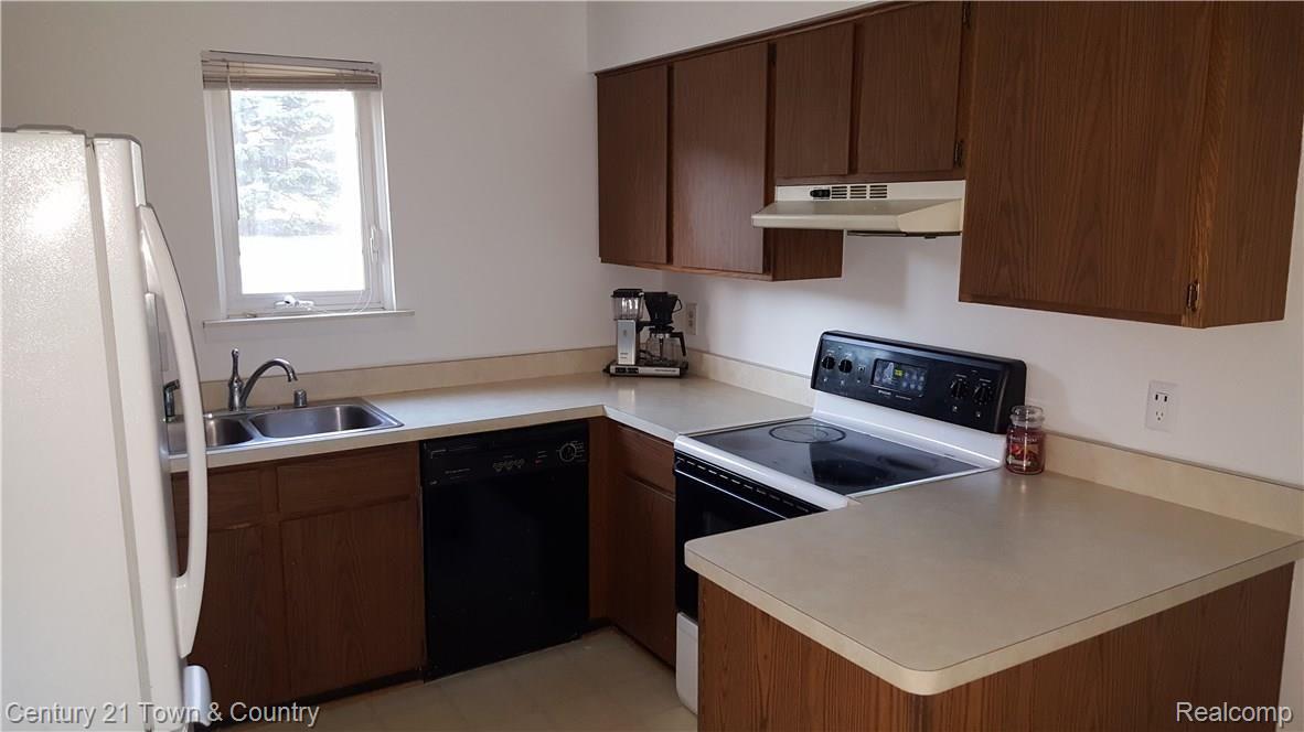 76 Foxboro Drive Rochester, MI 48309 - Photo 9 of 24 20180420_190535.jpg