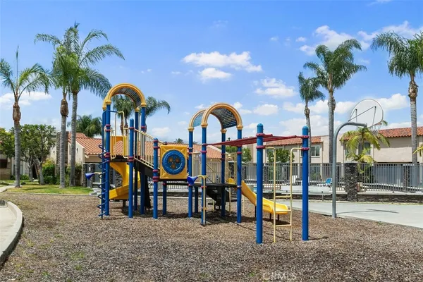 $499,999 | 700 West La Veta, Unit M3, Orange, CA 92868
