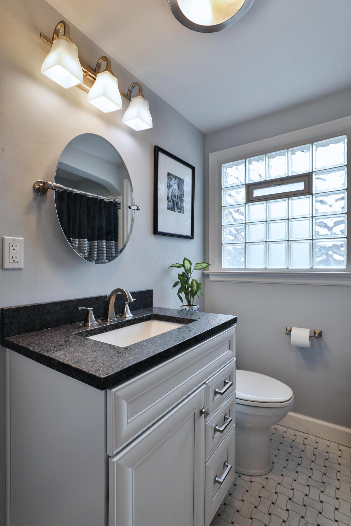 390 East Beaumont Road Columbus, OH 43214 - Photo 36 of 52 Full bathroom