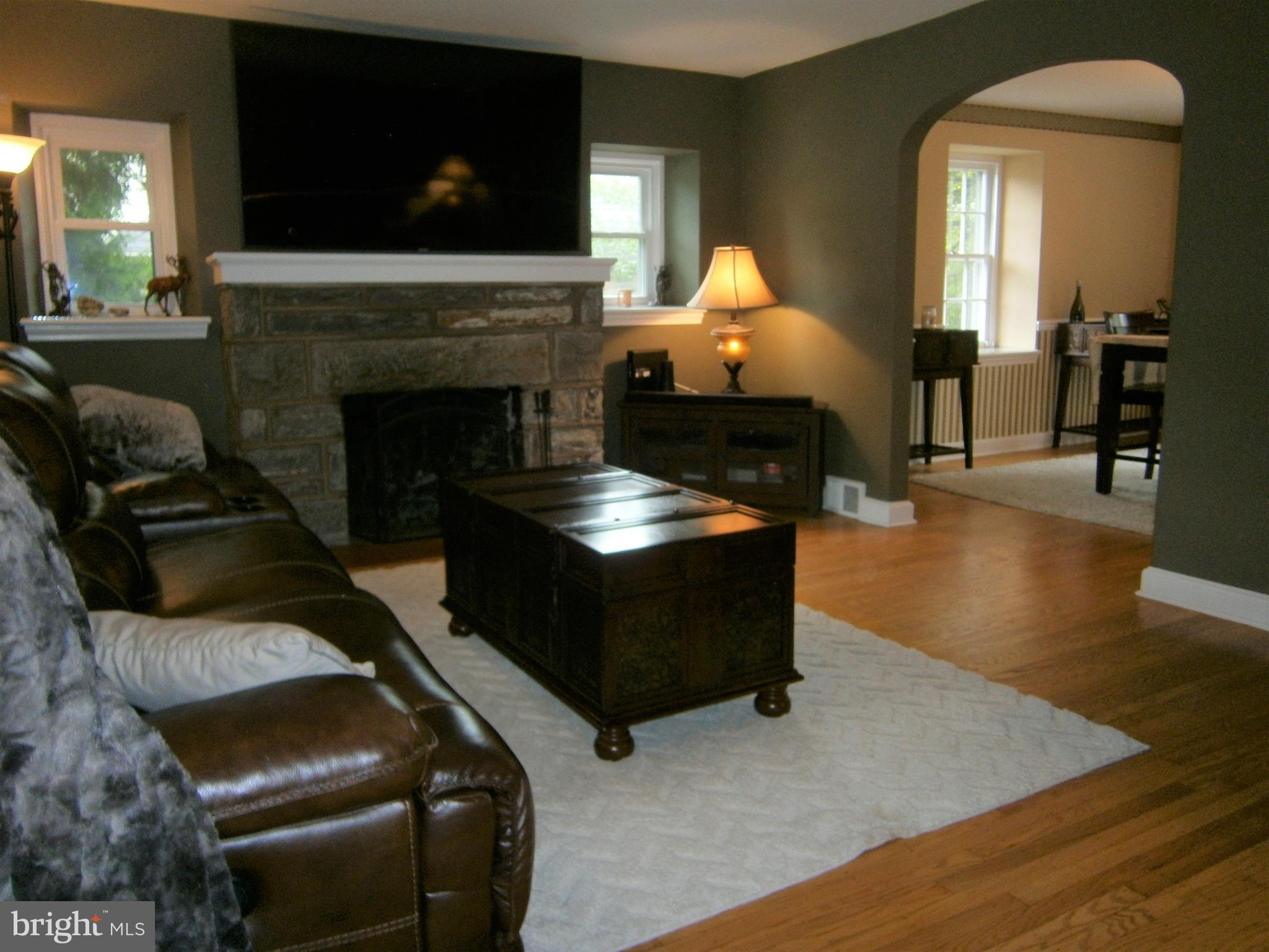 324 Cherry Lane Glenside, PA 19038 - Photo 4 of 34 Living Room