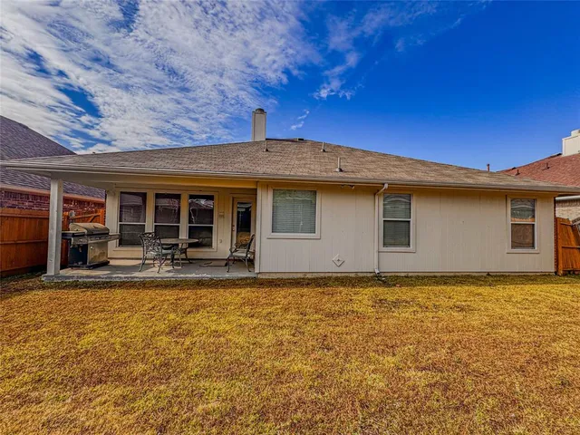 a front view of house with yard