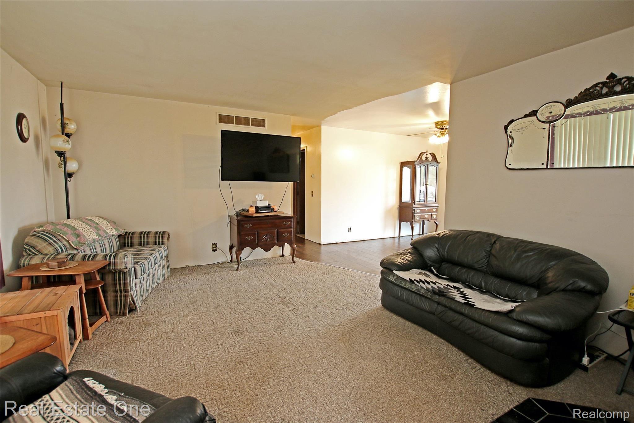 940 South Hurd Road Oxford, MI 48371 - Photo 5 of 57 5) Living Room.jpg