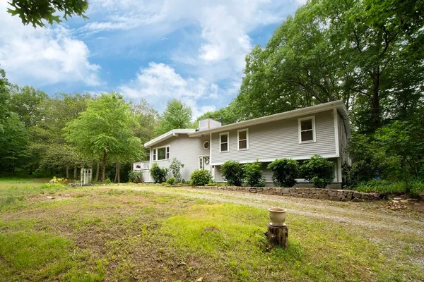 a view of a house with a yard