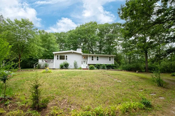 a view of a house with backyard and garden