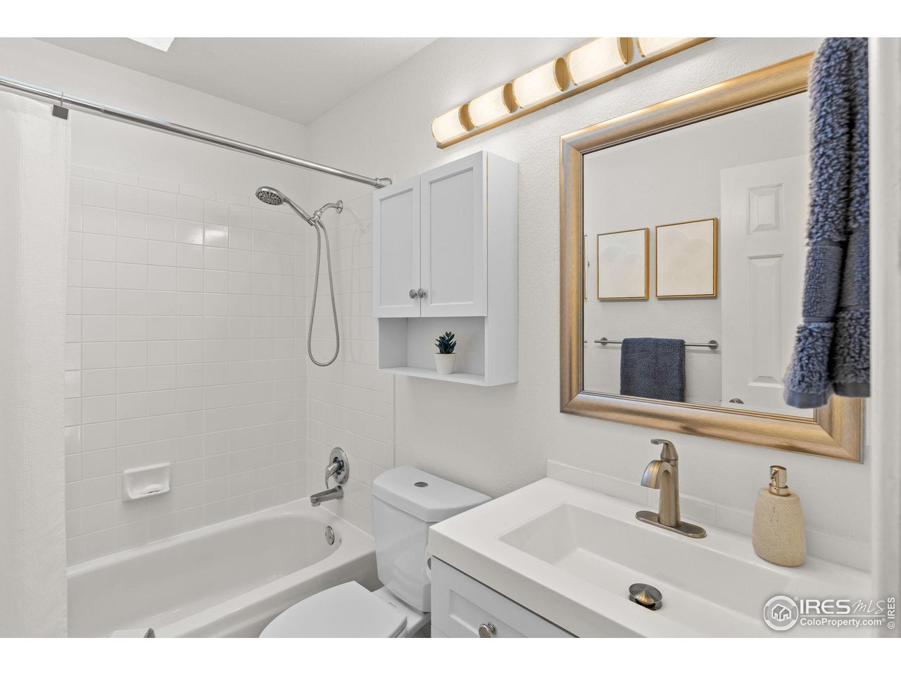 5646 Rim Rock Court Boulder, CO 80301 - Photo 33 of 50 Secondary bathroom with skylights
