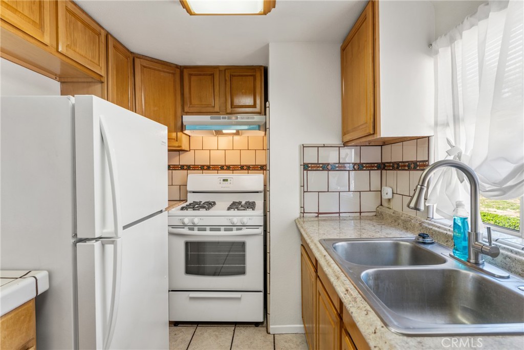 533 Jackson Street Colton, CA 92324 - Photo 13 of 31 Unit B-Kitchen