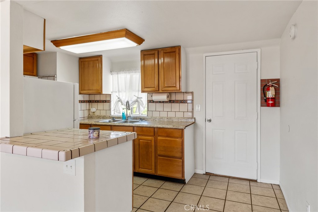 533 Jackson Street Colton, CA 92324 - Photo 14 of 31 Unit B-Kitchen