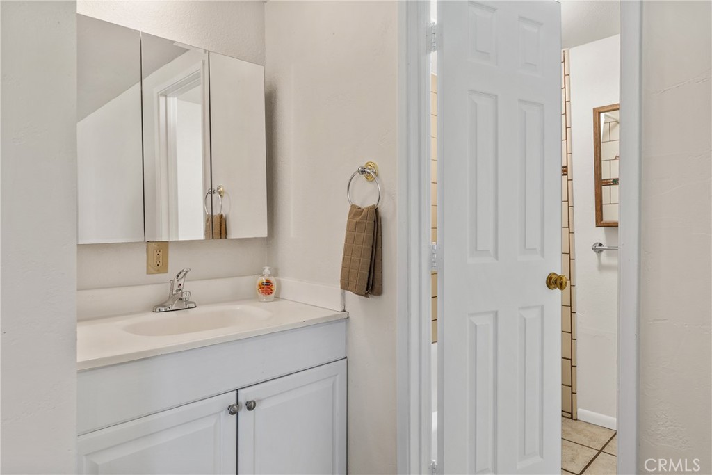 533 Jackson Street Colton, CA 92324 - Photo 21 of 31 Unit B-Bathroom 1