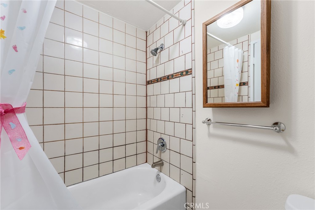 533 Jackson Street Colton, CA 92324 - Photo 22 of 31 Unit B-Bathroom 1