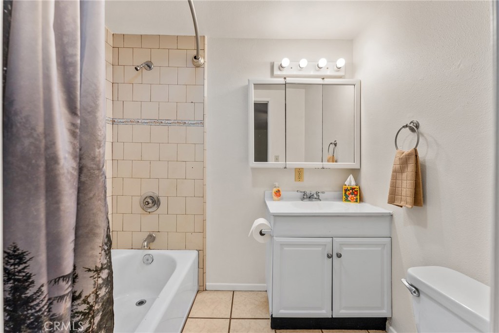 533 Jackson Street Colton, CA 92324 - Photo 23 of 31 Unit B-Bathroom 2