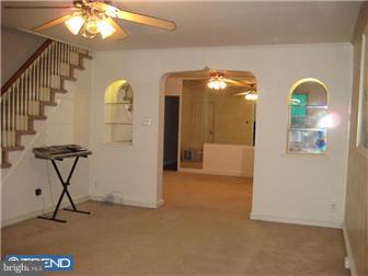 5718 Nassau Road Philadelphia, PA 19131 - Photo 2 of 6 Living Room