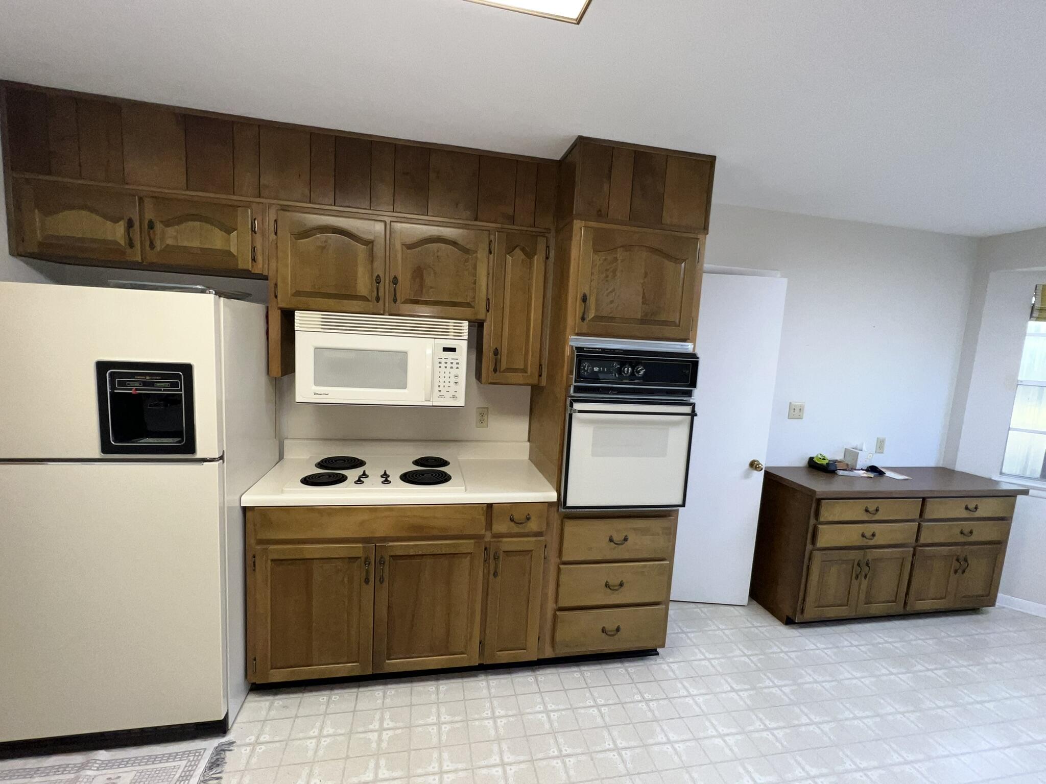 18 Sherwood Road Northwest Fort Walton Beach, FL 32547 - Photo 14 of 49 a room with cabinets and flat screen tv