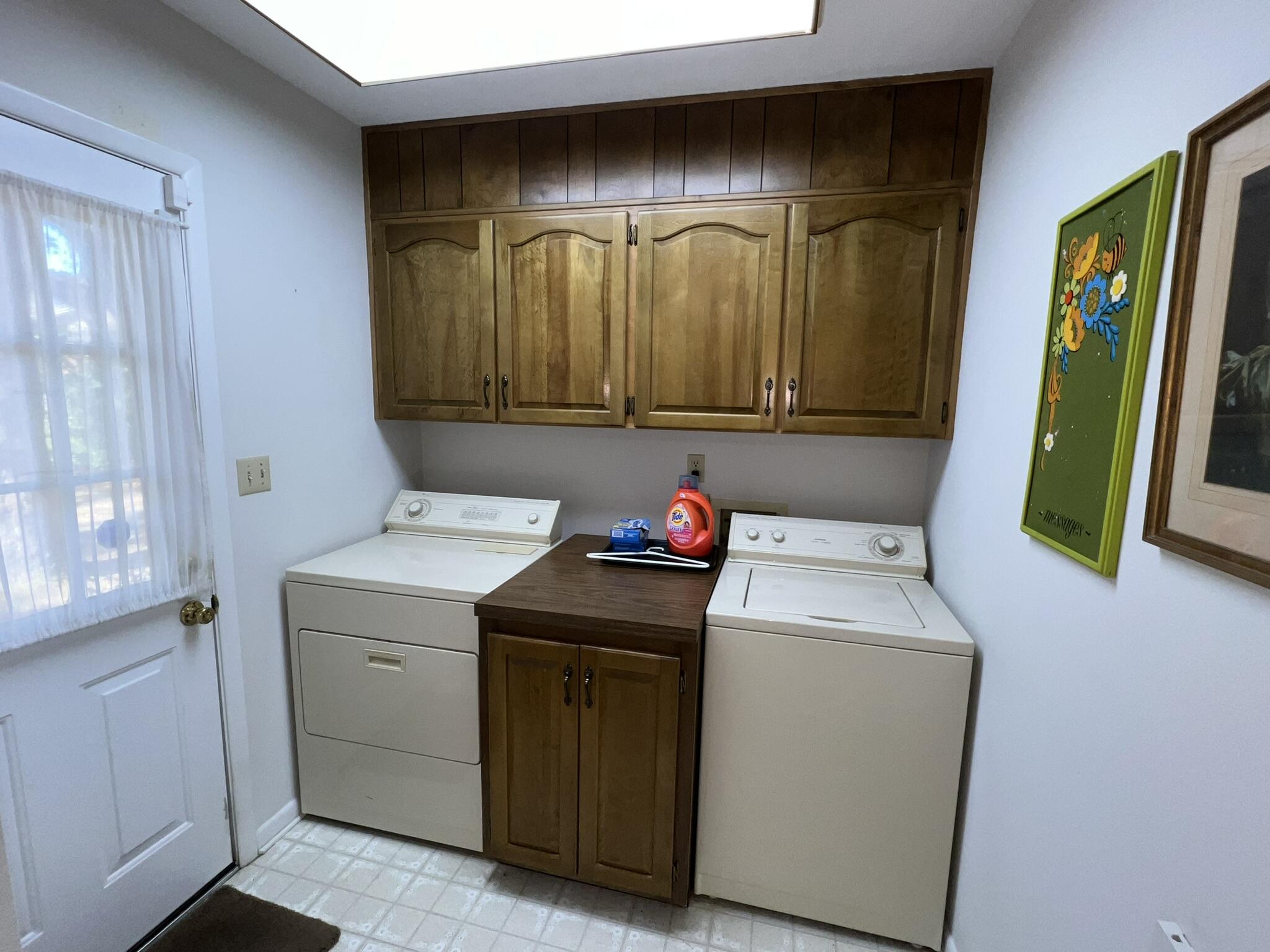 18 Sherwood Road Northwest Fort Walton Beach, FL 32547 - Photo 19 of 49 a utility room with dryer and washer