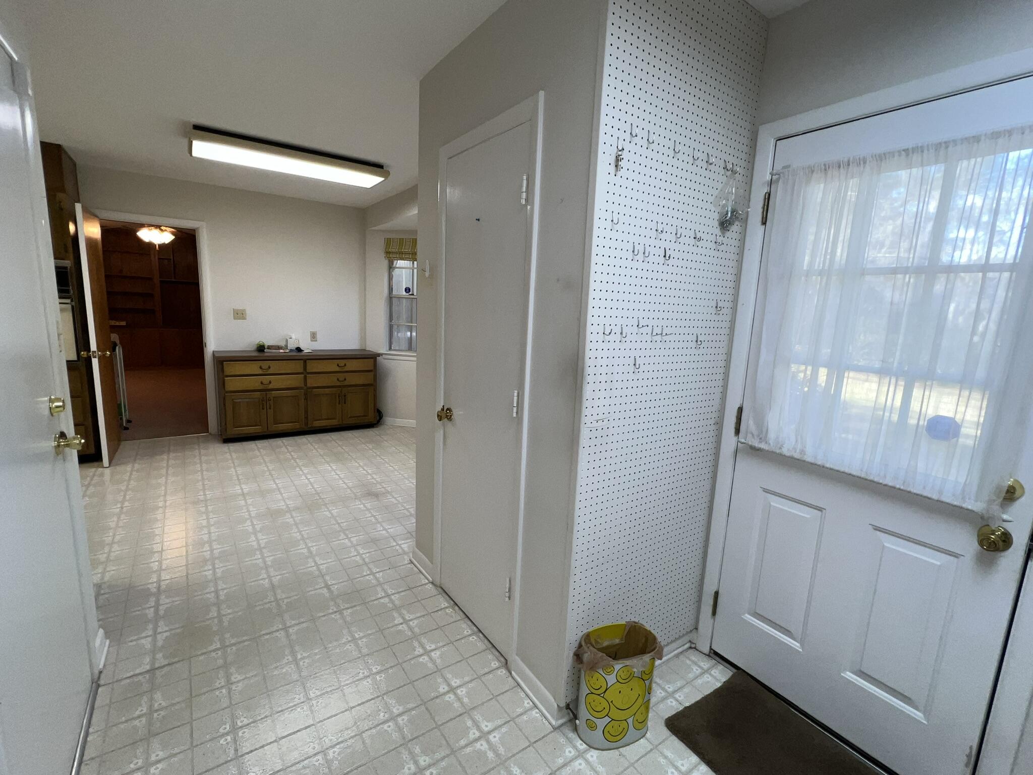 18 Sherwood Road Northwest Fort Walton Beach, FL 32547 - Photo 20 of 49 a bathroom with a tub