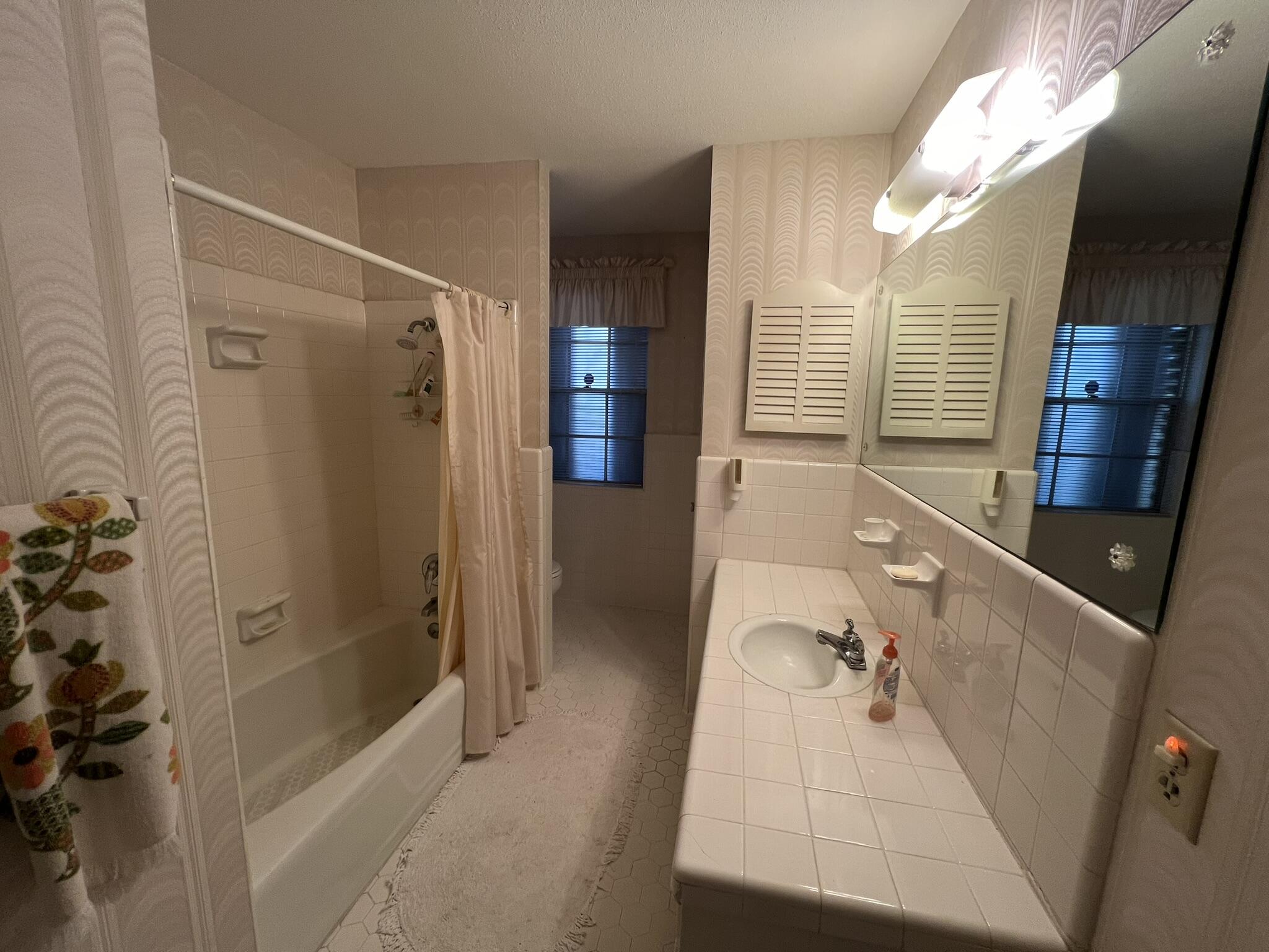 18 Sherwood Road Northwest Fort Walton Beach, FL 32547 - Photo 32 of 49 a bathroom with a shower