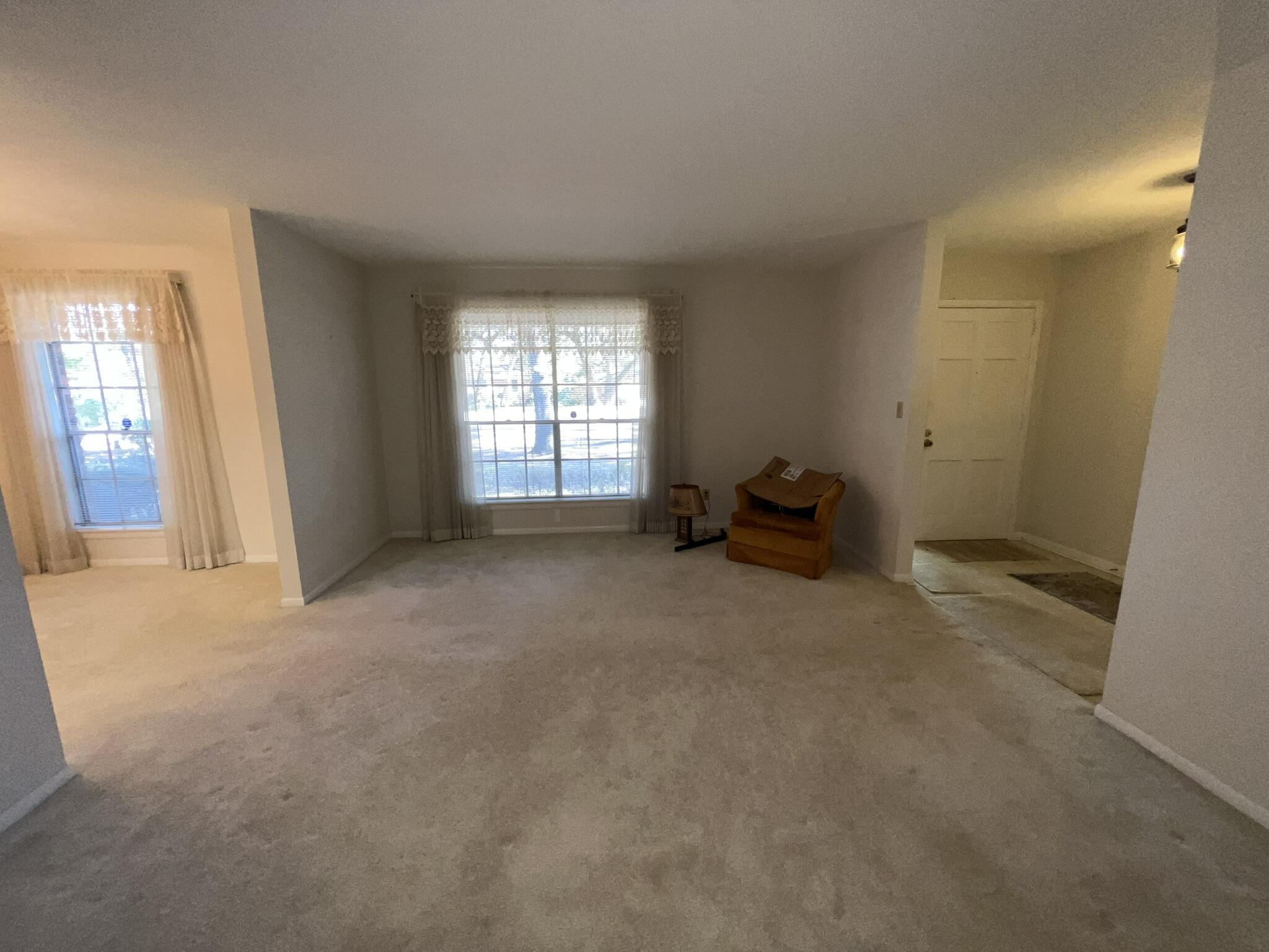 18 Sherwood Road Northwest Fort Walton Beach, FL 32547 - Photo 4 of 49 a room with a window