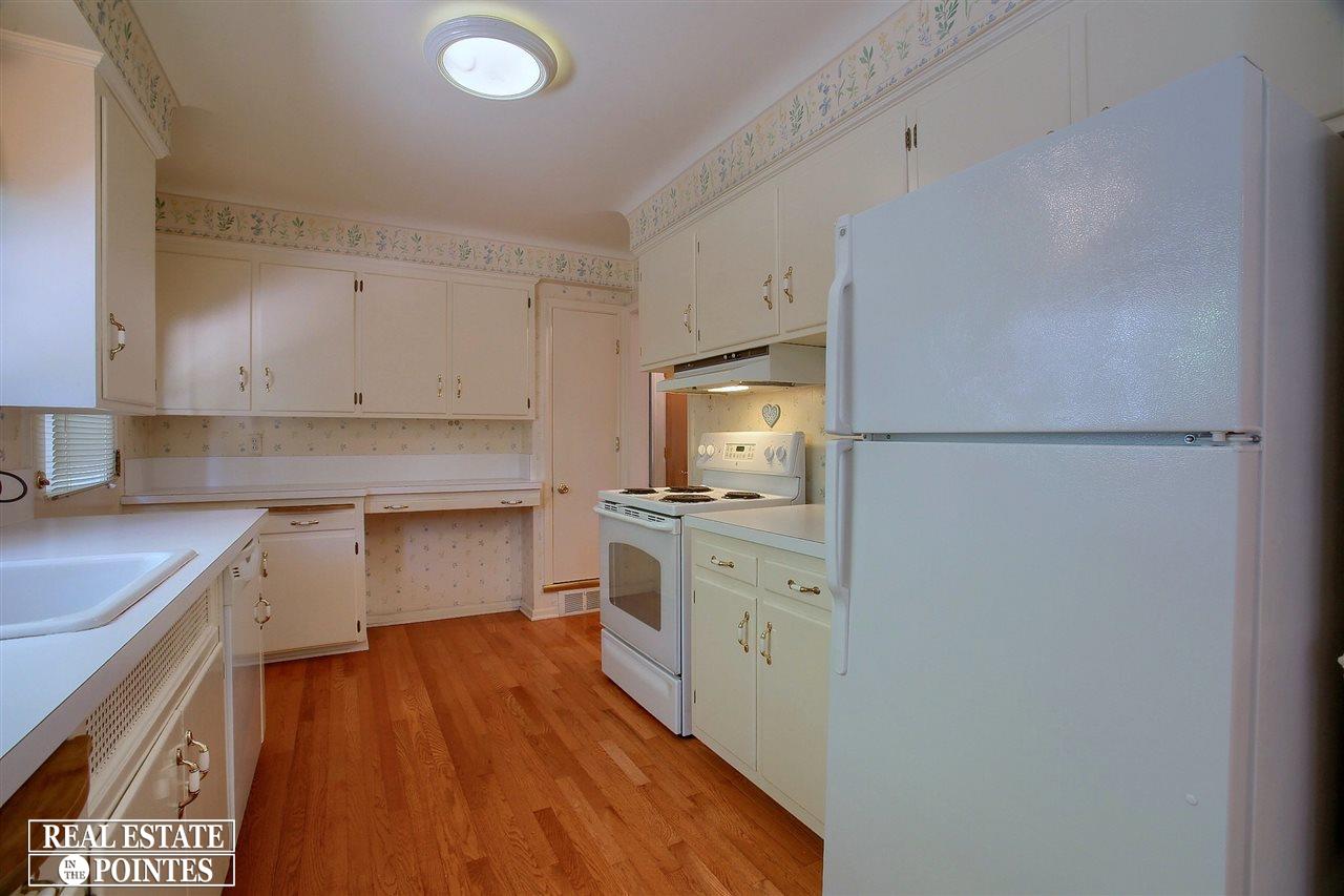1680 Oxford Road Grosse Pointe Woods, MI 48236 - Photo 6 of 30