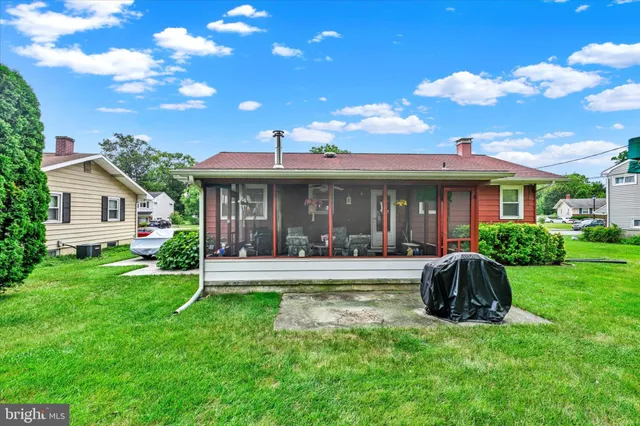 a view of a house with a yard