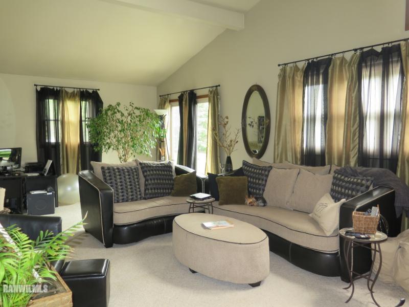 2113 Bedford Road Freeport, IL 61032 - Photo 5 of 24 Gallery Image 5
