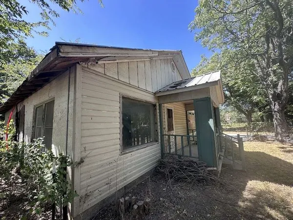 $129,999 | 304 North Buffalo Street, Chico, TX 76431